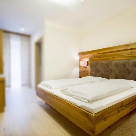 Haus Zirngast Отель